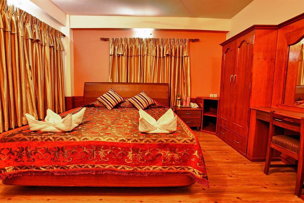 Hotel Crystal Palace Pokhara Kültér fotó