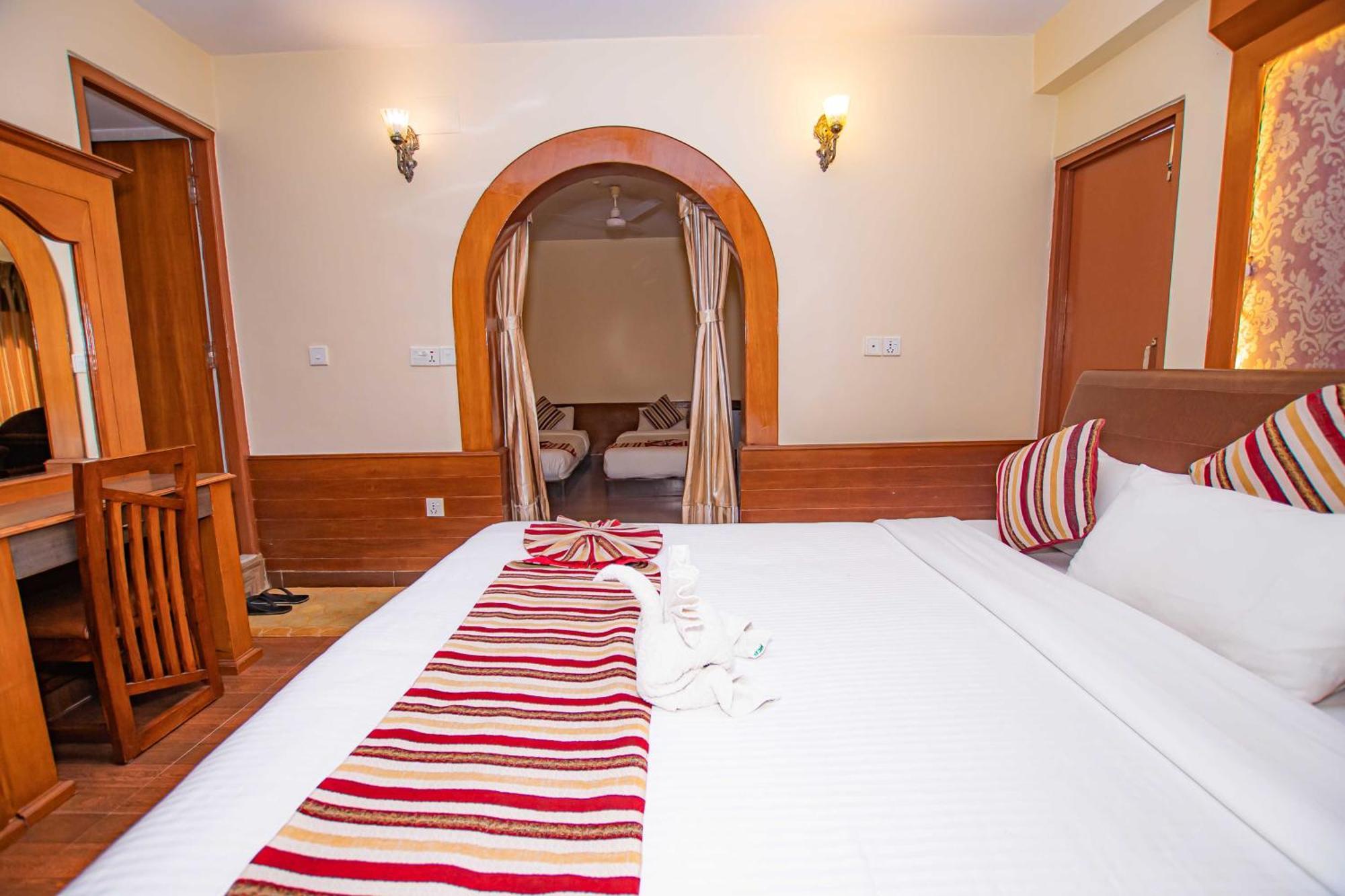 Hotel Crystal Palace Pokhara Kültér fotó