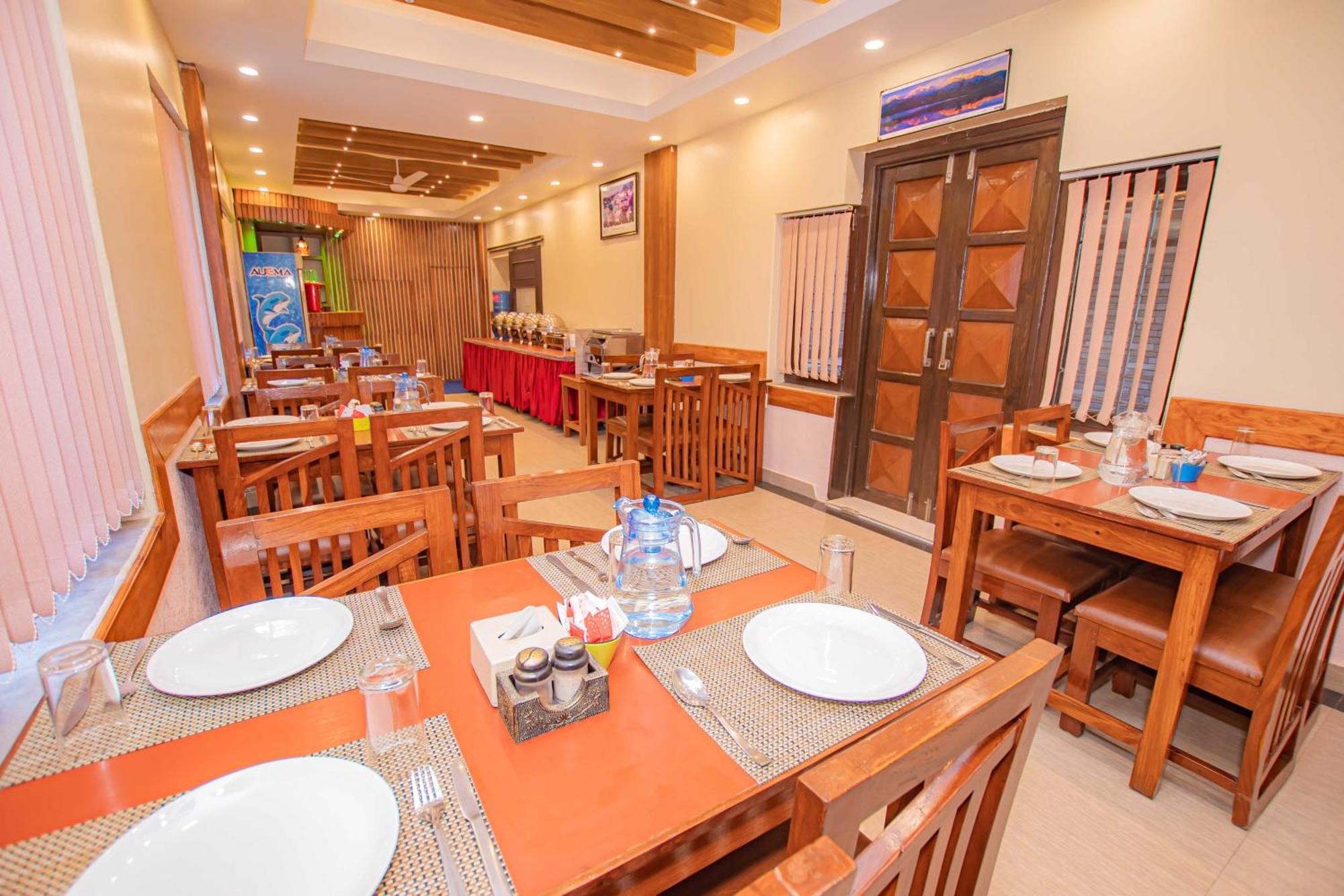 Hotel Crystal Palace Pokhara Kültér fotó