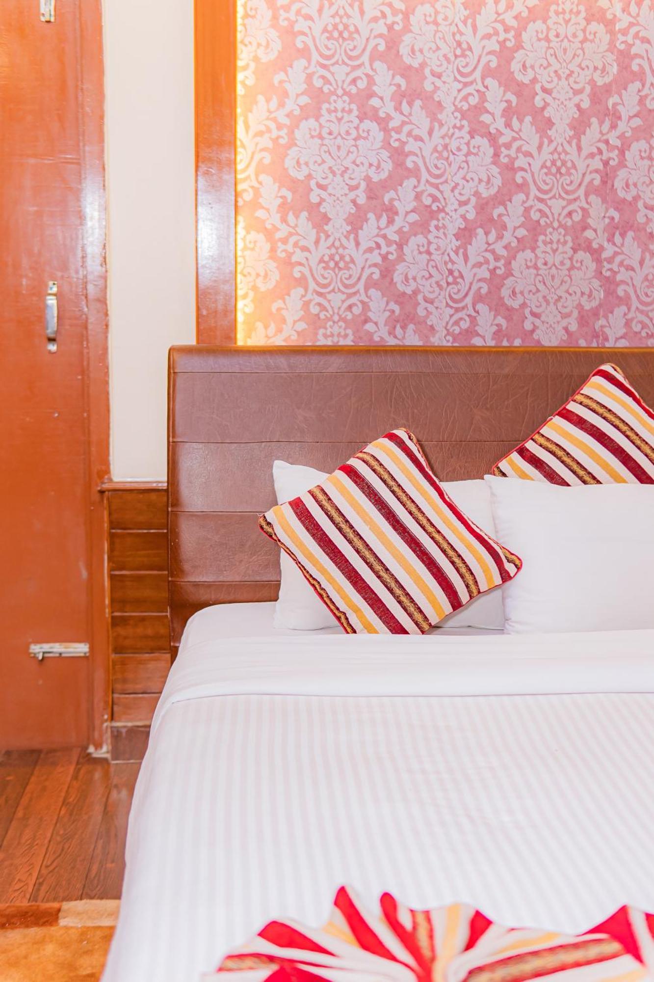 Hotel Crystal Palace Pokhara Kültér fotó