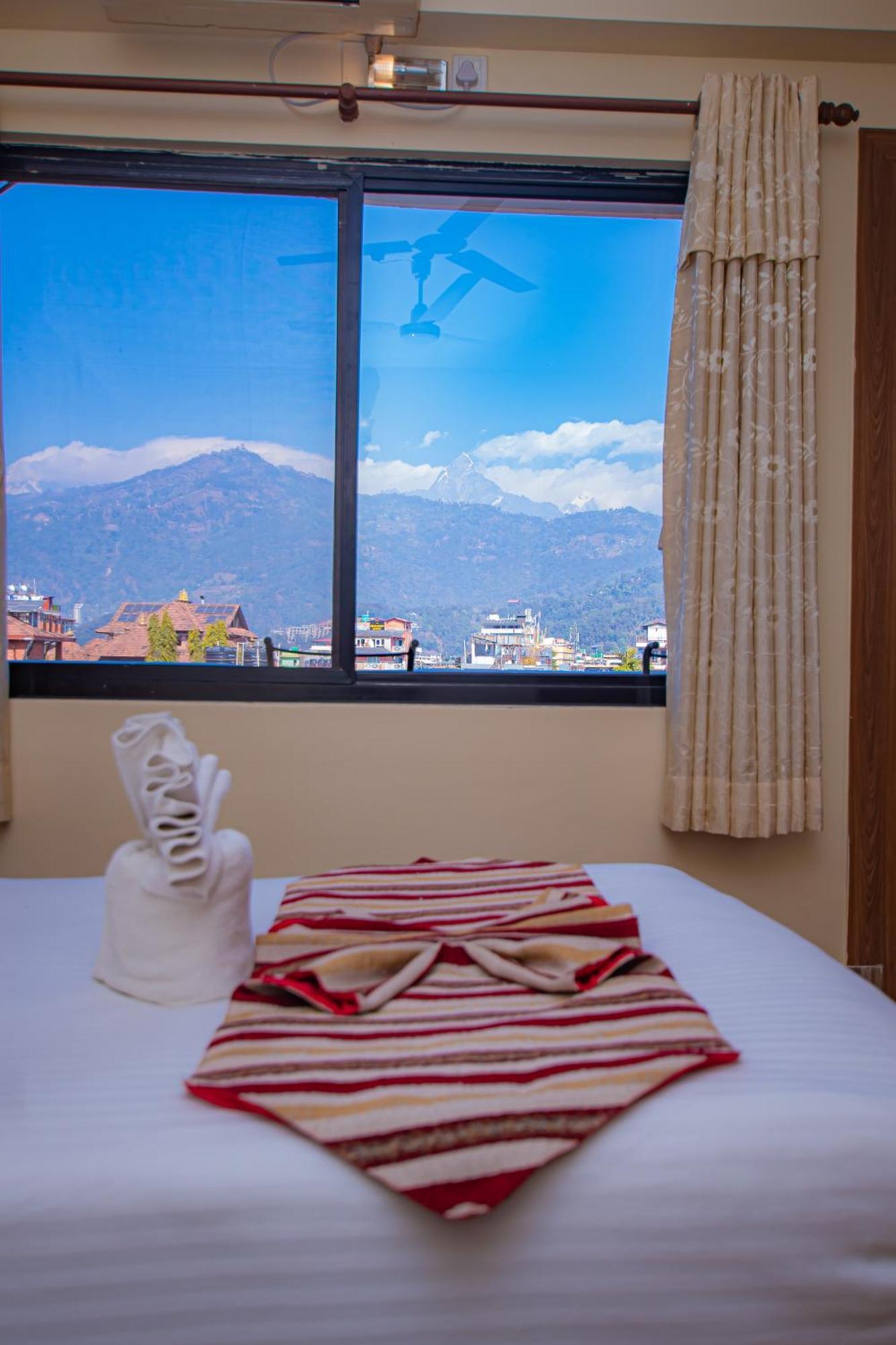 Hotel Crystal Palace Pokhara Kültér fotó