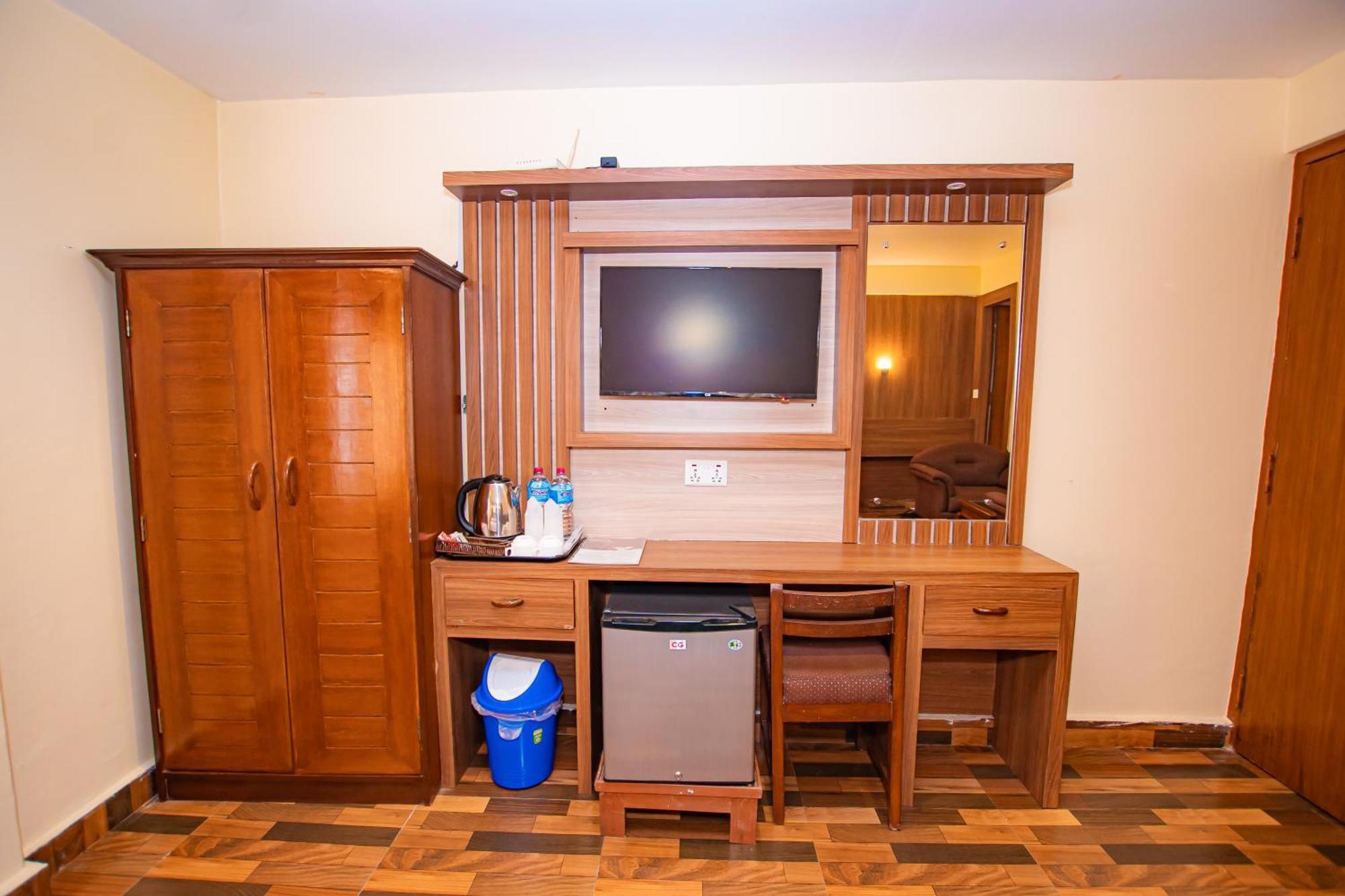 Hotel Crystal Palace Pokhara Kültér fotó