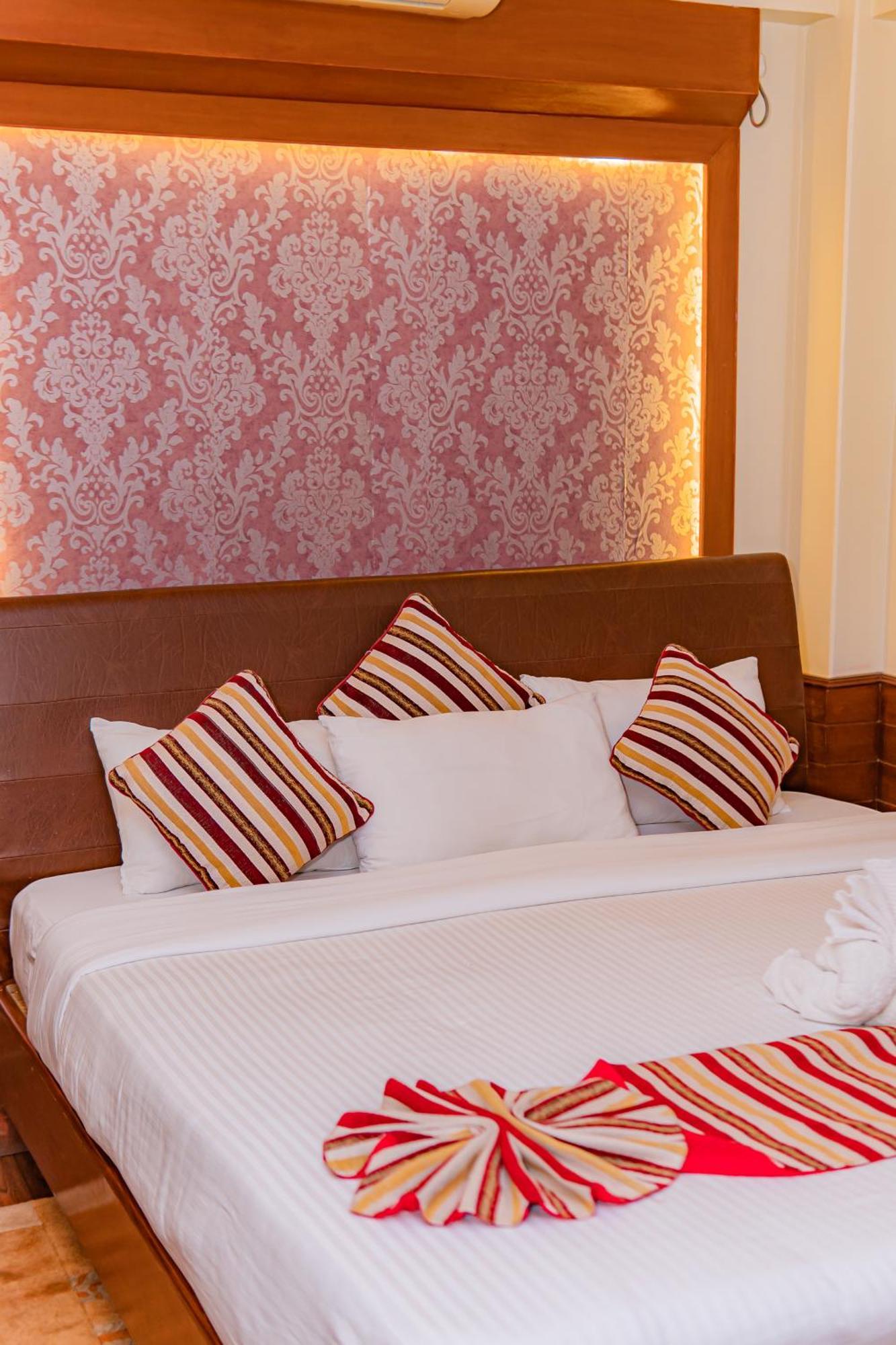 Hotel Crystal Palace Pokhara Kültér fotó