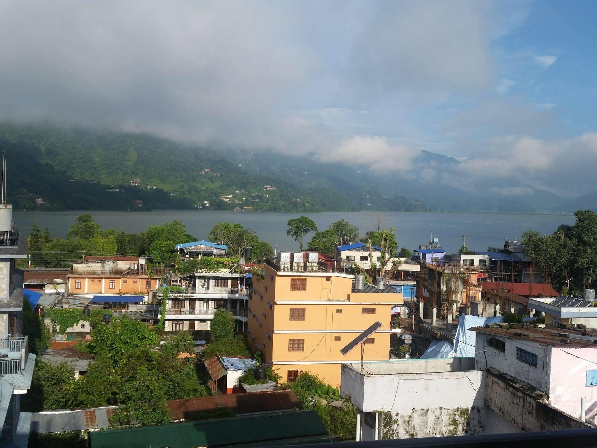 Hotel Crystal Palace Pokhara Kültér fotó